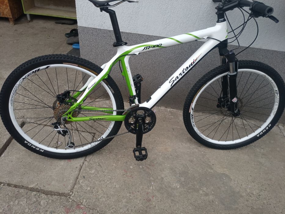 Vând bicicletă cu cadru din carbon