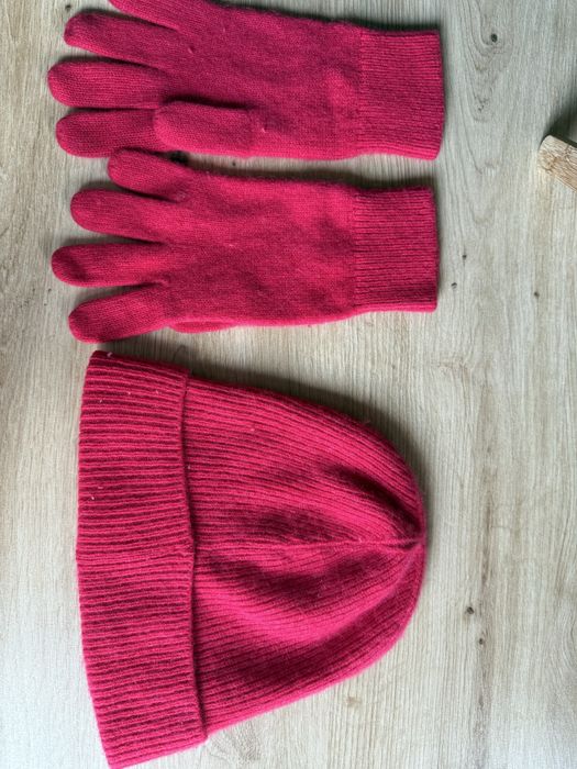 Cashmere hat and gloves Galeries Lafayette