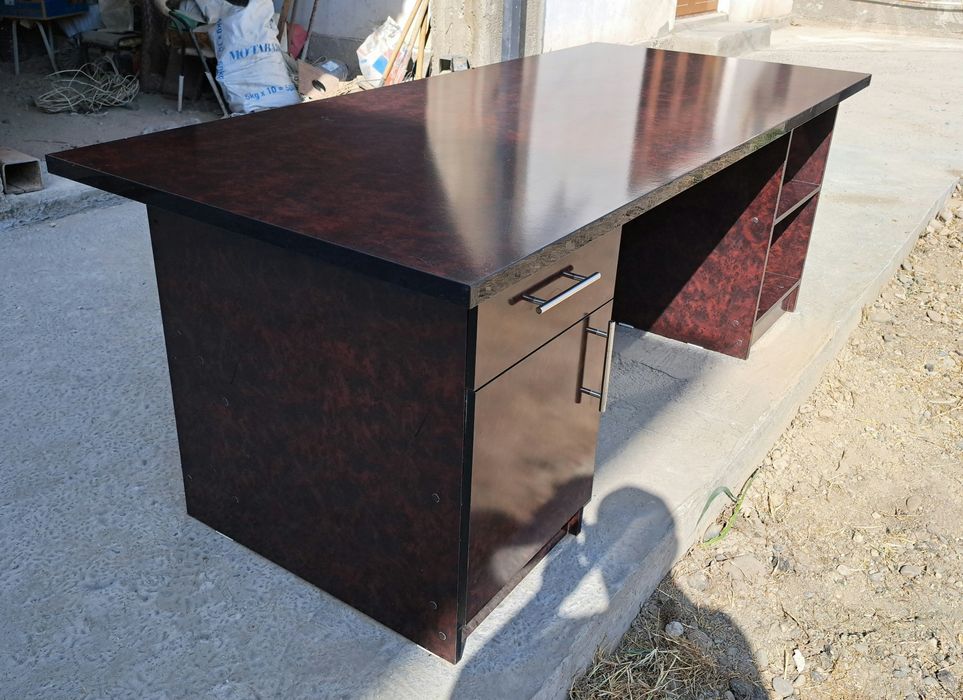 Стол сотилади янги.