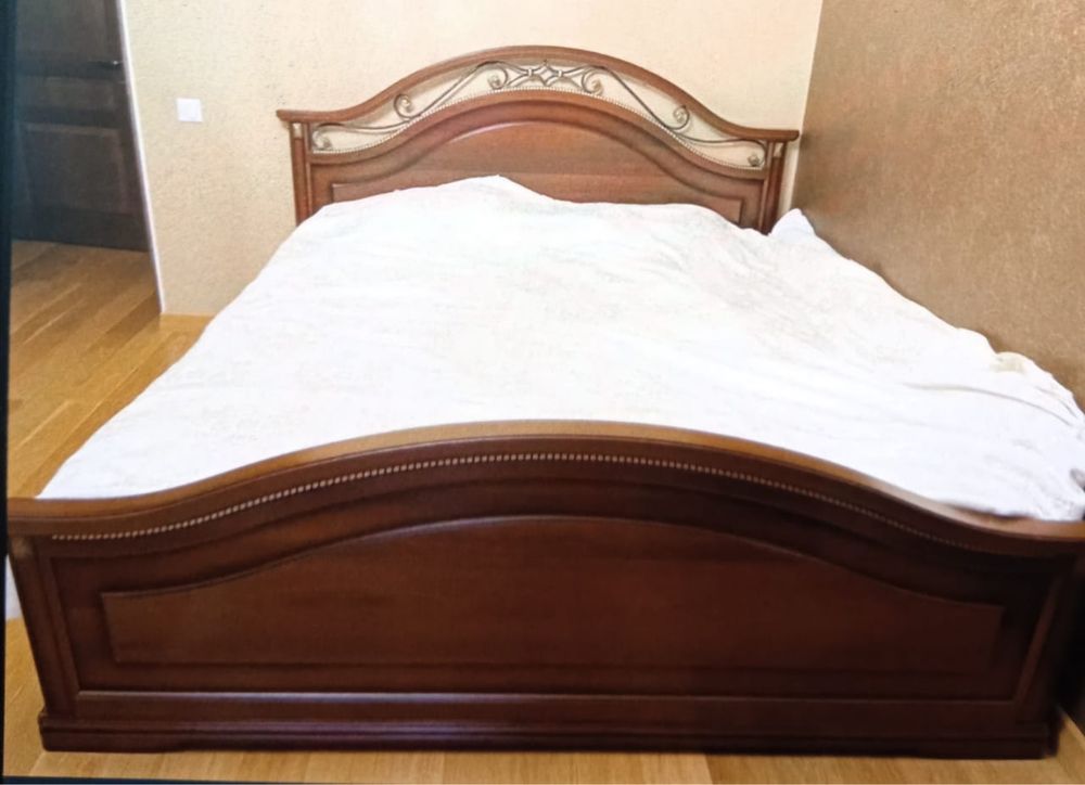 Кровать двуспальный с матрасом