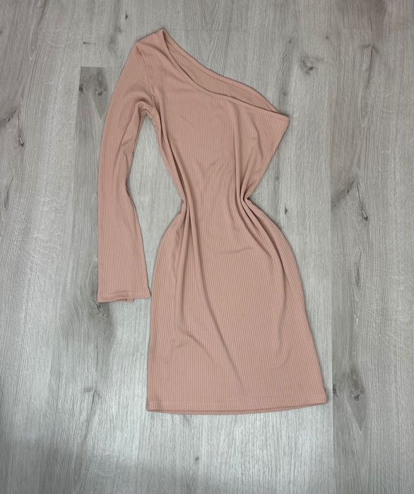 Розова рокля с един ръкав