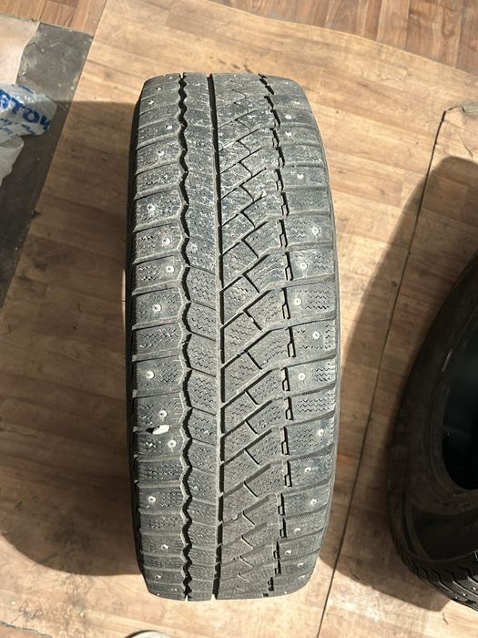 Продам зимние, шипованные шины