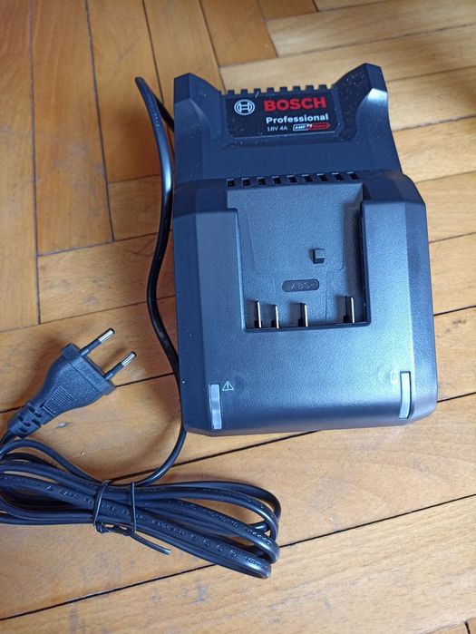 Statie incarcare/Incărcător acumulatori profesionali Bosch Li-Ion.