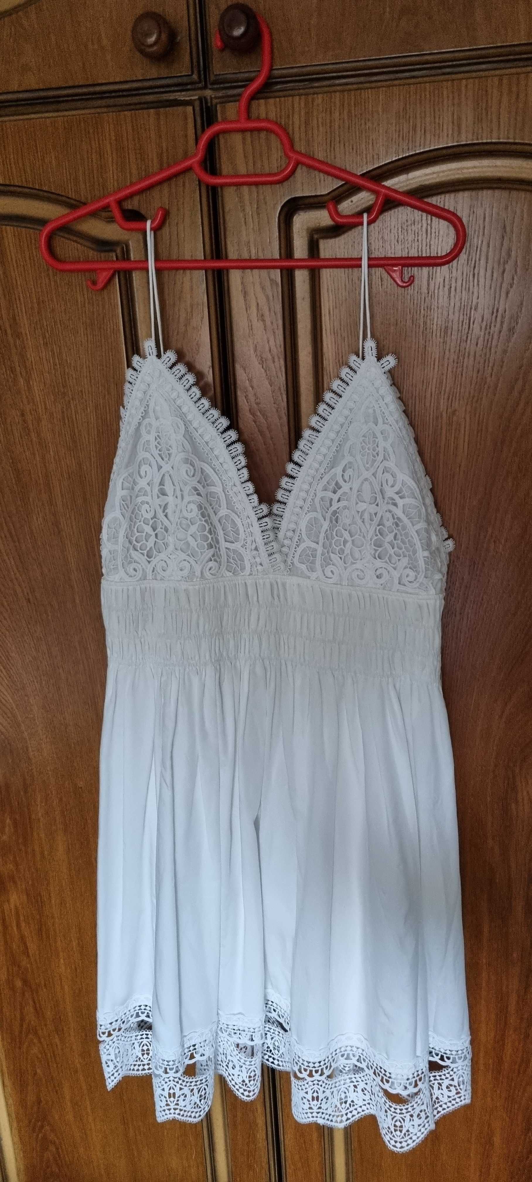 Vând rochie albă, Zara, din bumbac, nepurtată.