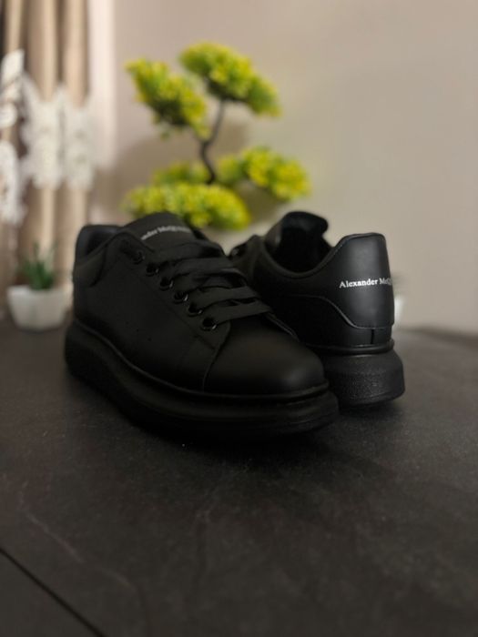 Alexander McQueen; 42, Negrii