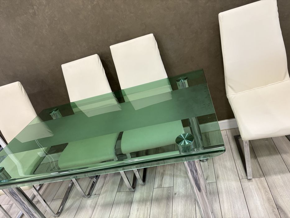 Vand masa cu 6 scaune