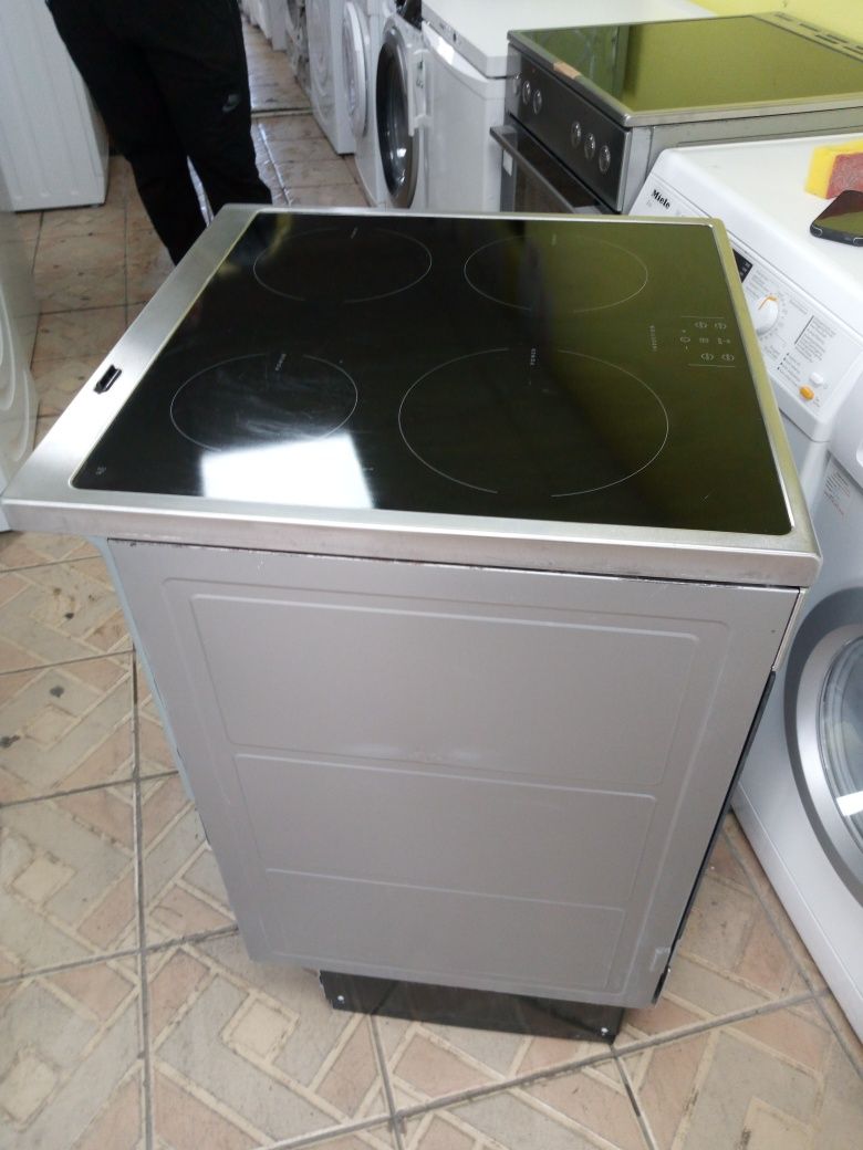 Иноксова свободно стояща печка с индукционни котлони VOSS Electrolux