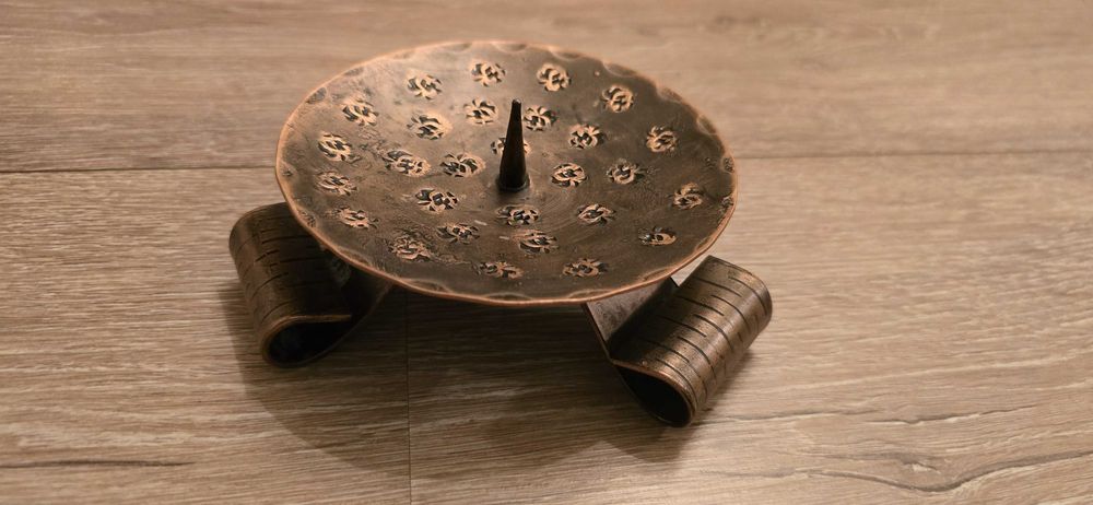 Стар кован свещник.