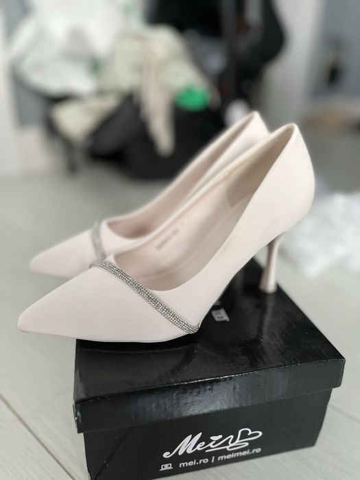 Pantofi albi eleganti