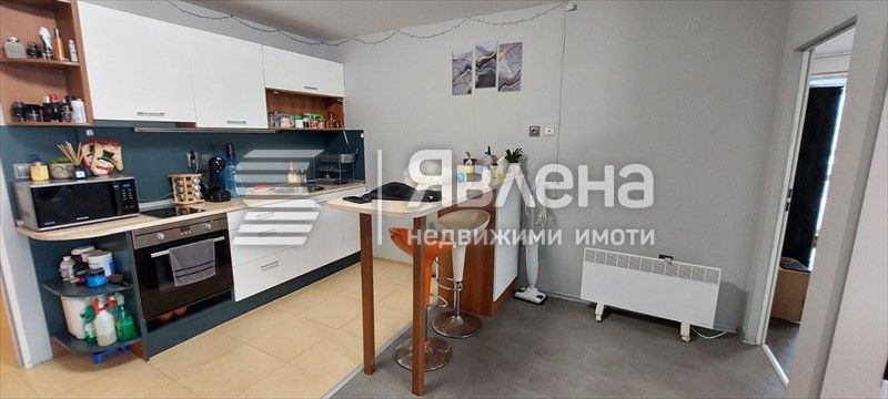 Просторен 2-стаен апартамент с голяма остъклена тераса