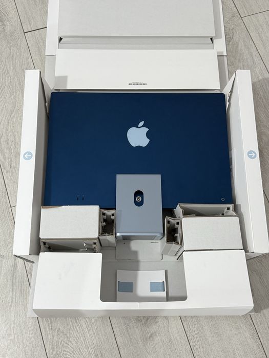 Sistem Desktop PC iMac 24" cu procesor Apple M3, 8 nuclee CPU