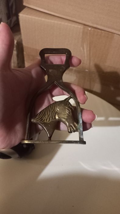 Бронзова отварачка с изображение на кон