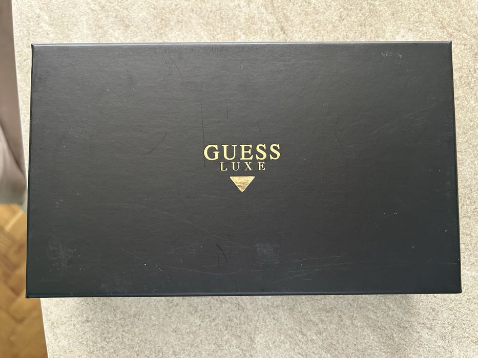 Портфейл Guess без забележки