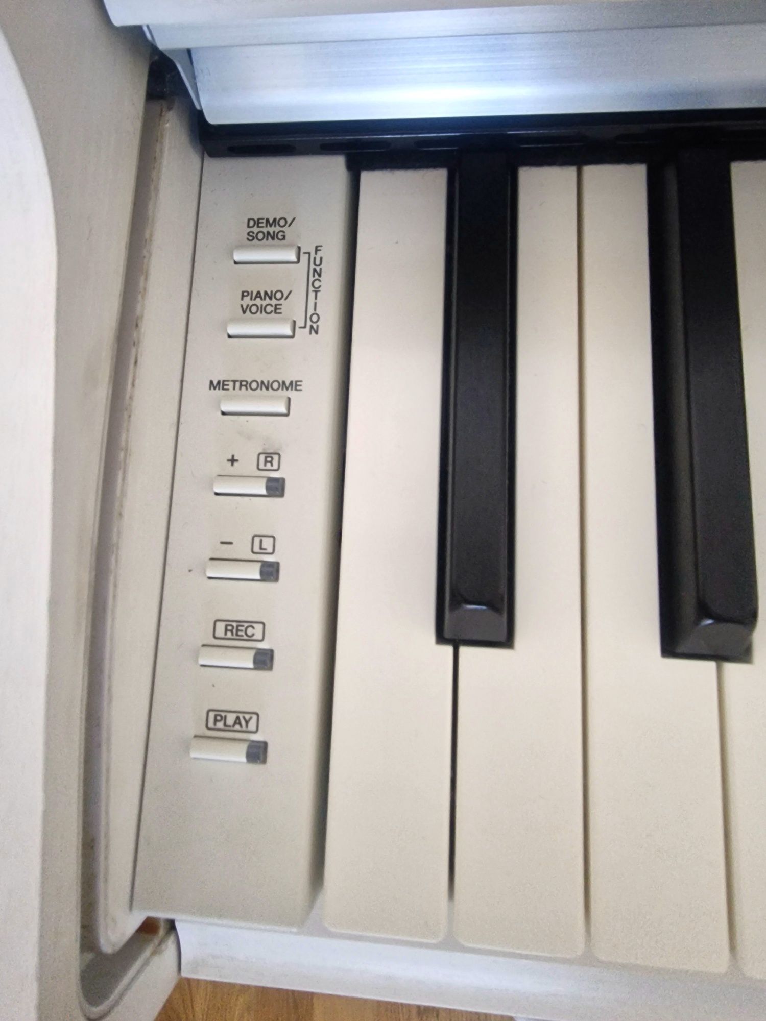 Vând pian Yamaha