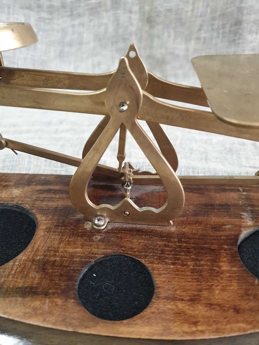 Антична бронзова везна и Порцеланов   буркан за бисквити