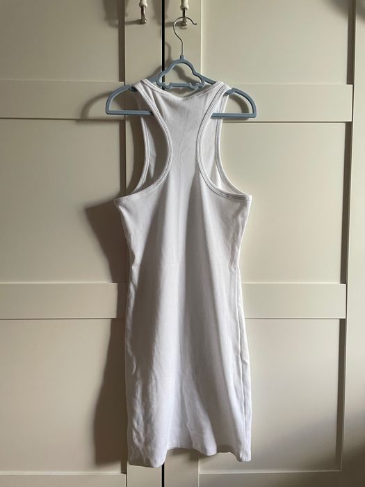 Бяла рокля по тялото