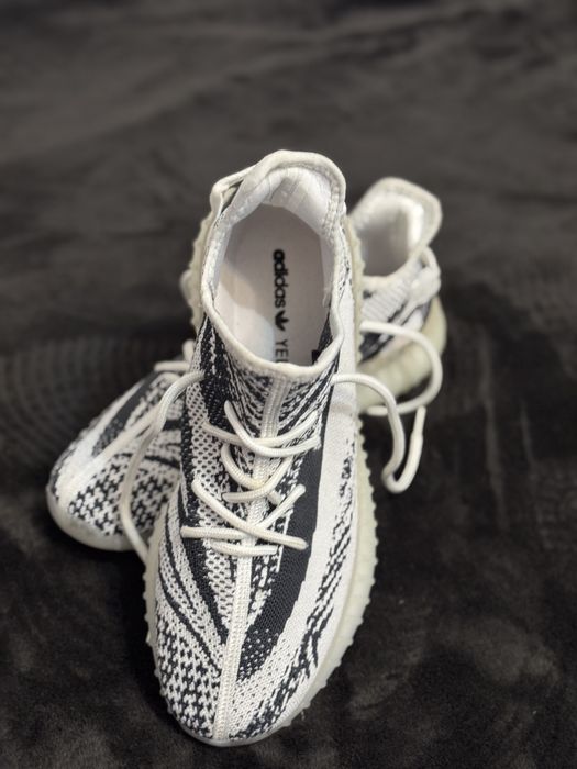 Vând Adidas Yeezy Boost 350 V2 – NOI, nepurtați, stare impecabilă