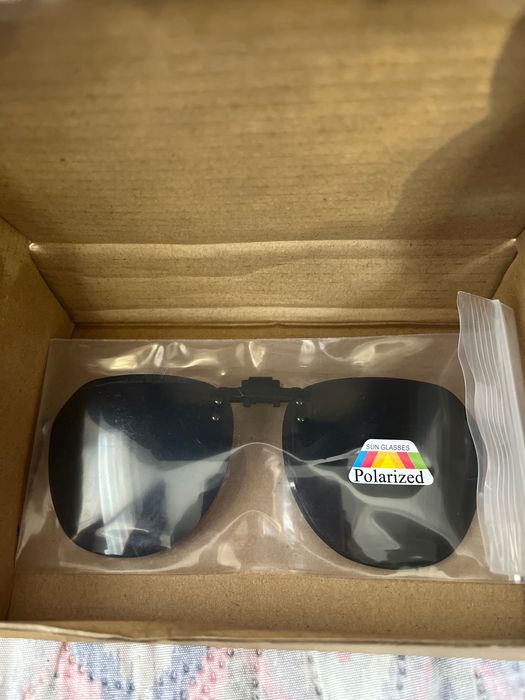 Универсален клипс за очила