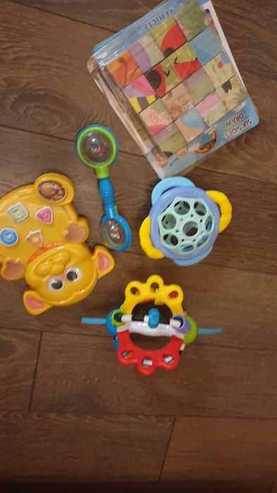 Лот играчки - кубчета-пъзел,мече, дрънкулки