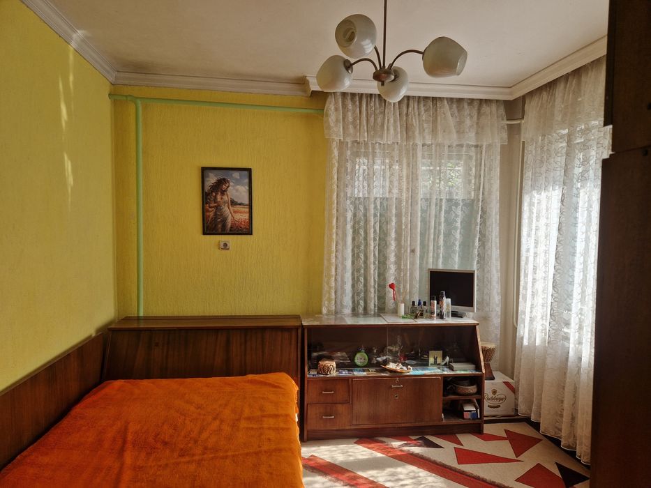 Етаж от къща с гараж