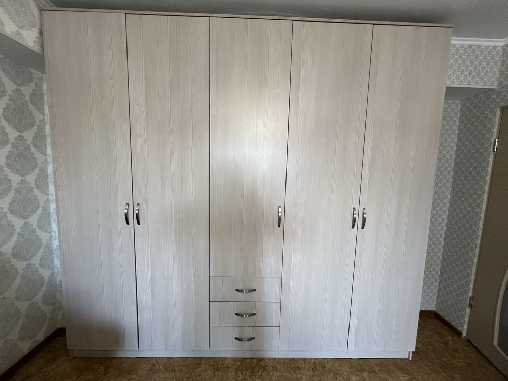 Продам хороший 3 дверный шкаф