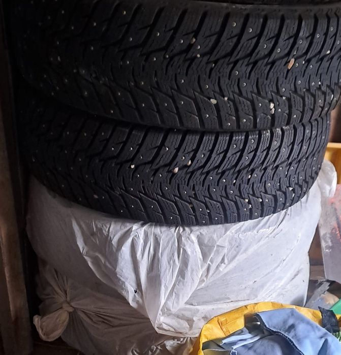Зимние шины почти новые