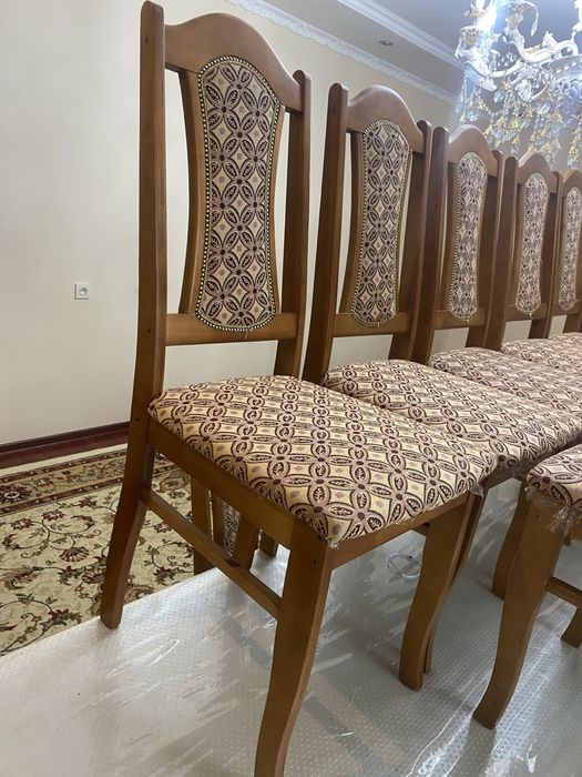 Кілем, стол, стулья