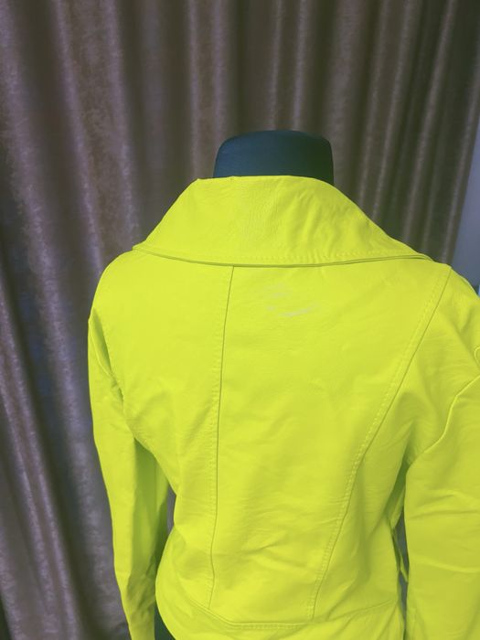Жълто кожено яке