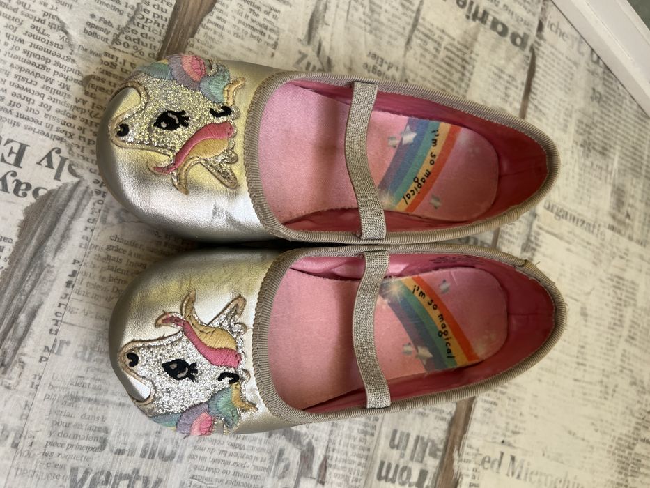 Обувки за момиченце. Два чивта.