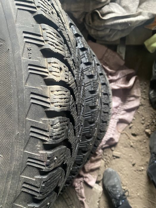 Шипованные зимние bridgestone 215/70/16