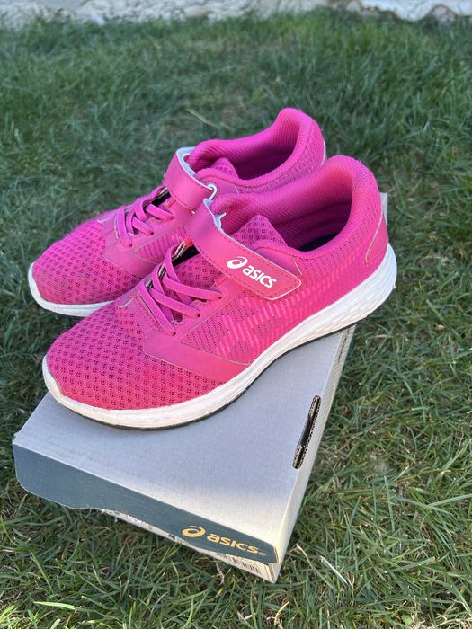 Маратонки Adidas и Asics