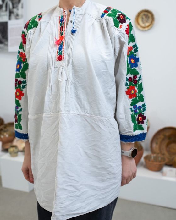 Ie/costum traditional/popular/cusută manual/moldovenesc