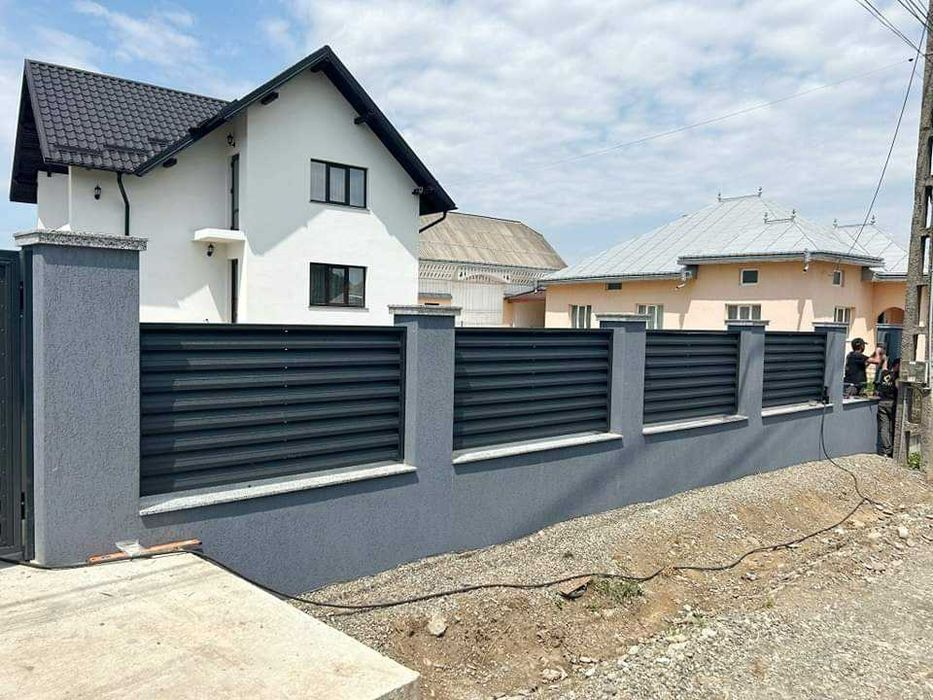 Garduri din panouri stil jaluzele, sipca metalica, tabla, plasa si BCA