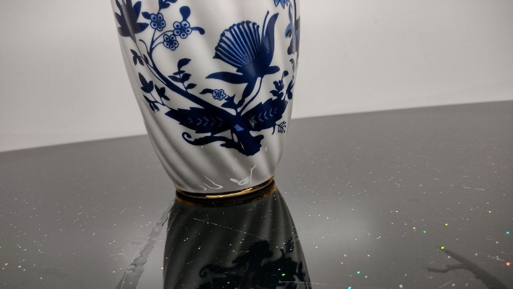 Ваза с декор син лук, без маркировка. Шарка едностранно, релеф и злато