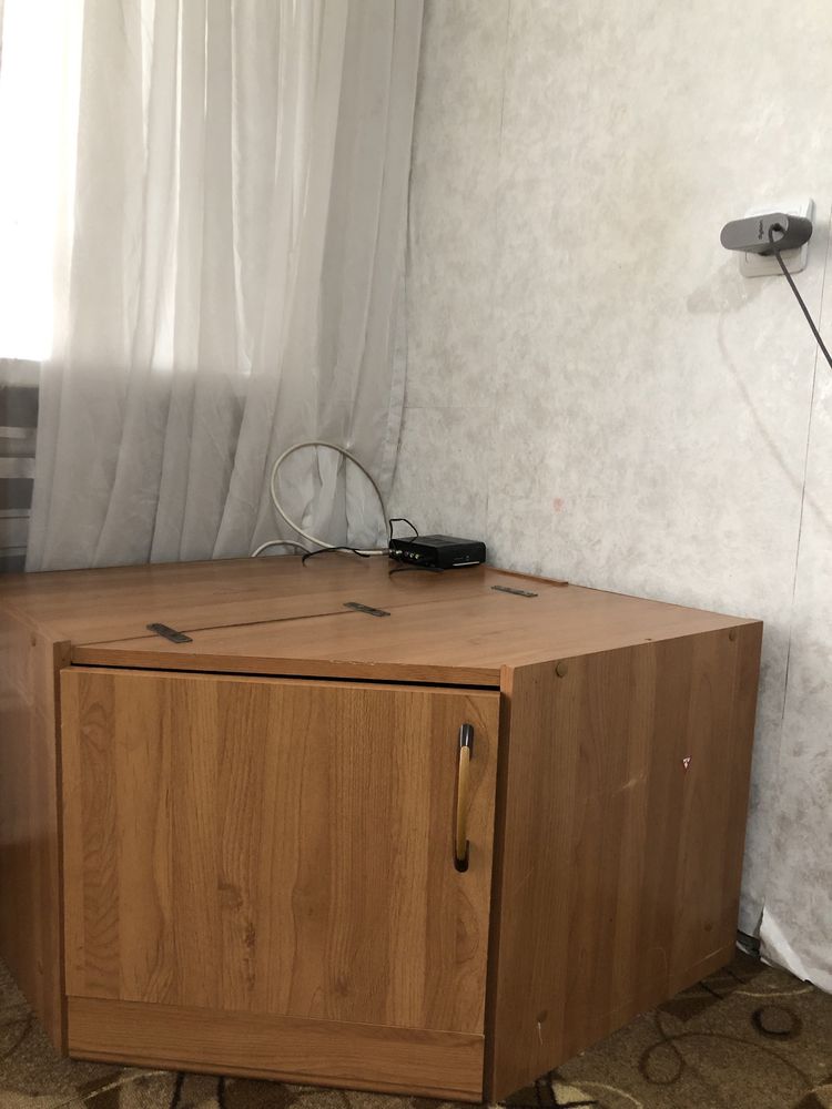 Продам угловой шкаф и тумбу