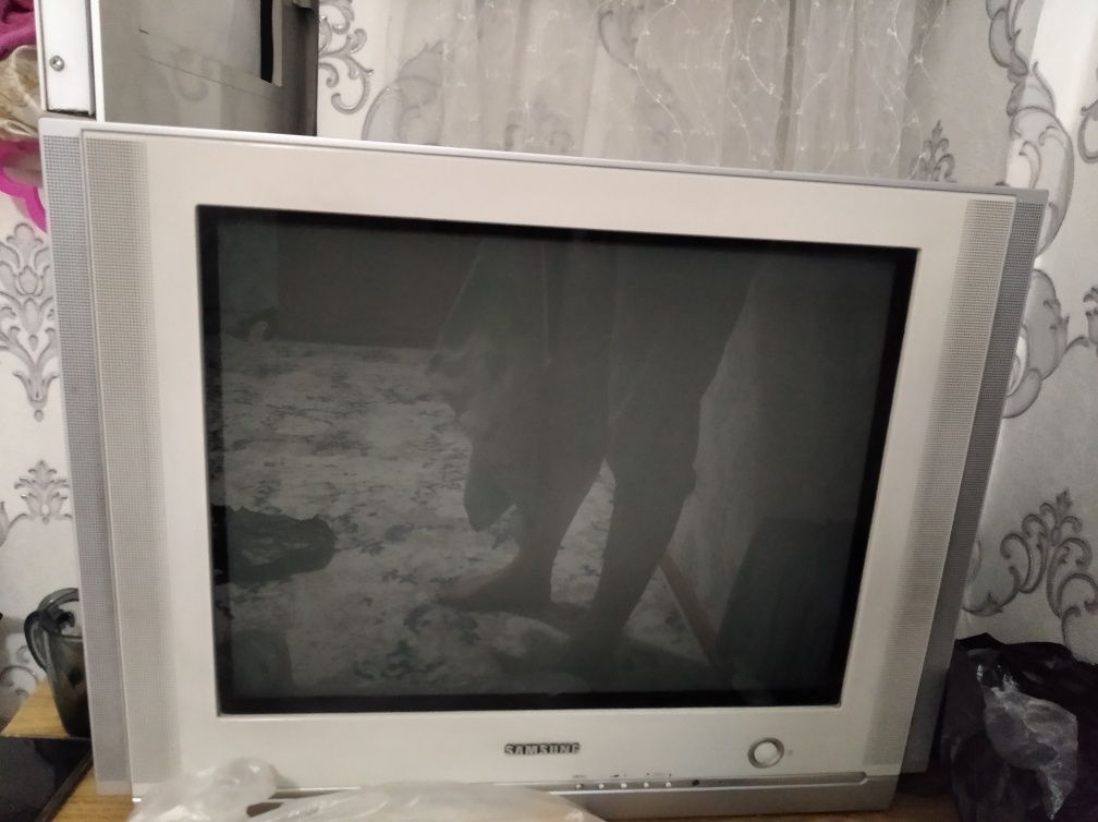 Shkaf va televizor