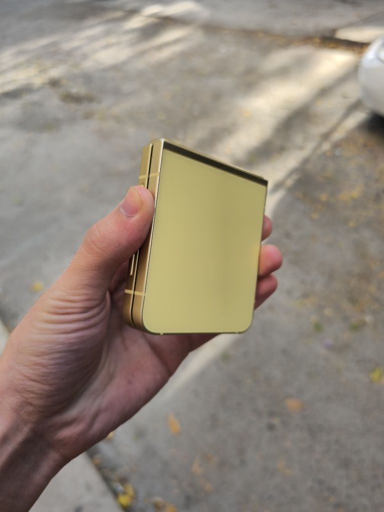 Samsung Z Flip 6 Golden