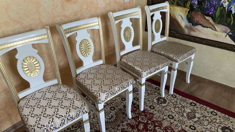 Продам стулья мягкие белые