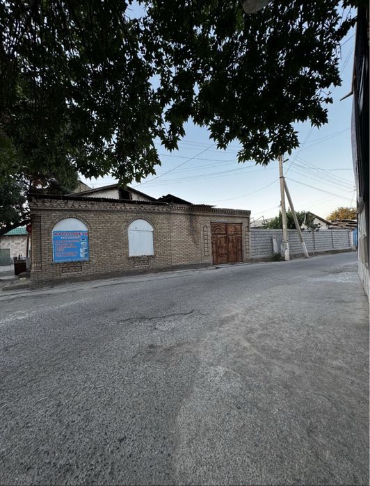 Xovli sotiladi yul ustida joylashgan eski shaxar bozor oldida