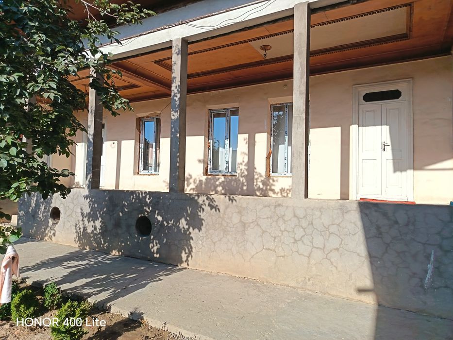 Ibn sino taxta bozorni oldidan uchaska sotiladi