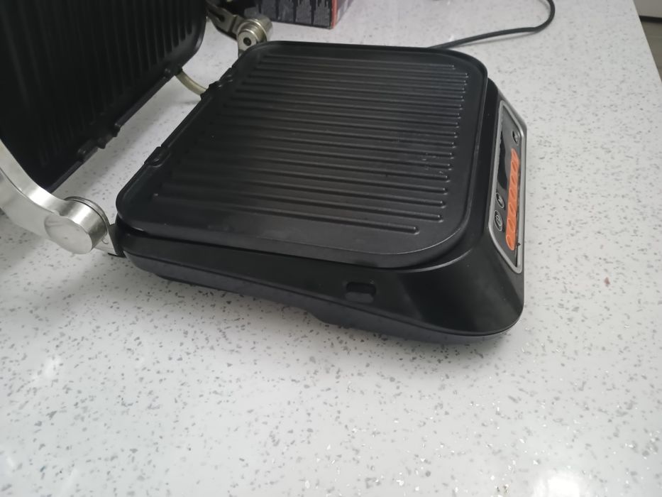 Grill VIVES,electric, placi antiaderente detașabile