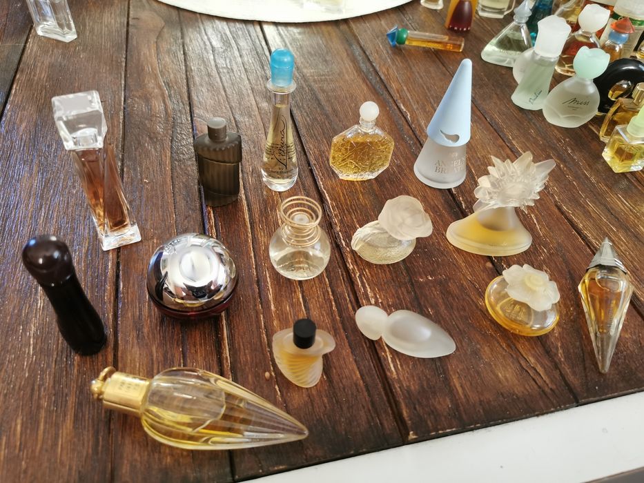 Колекция от 140 мини парфюми