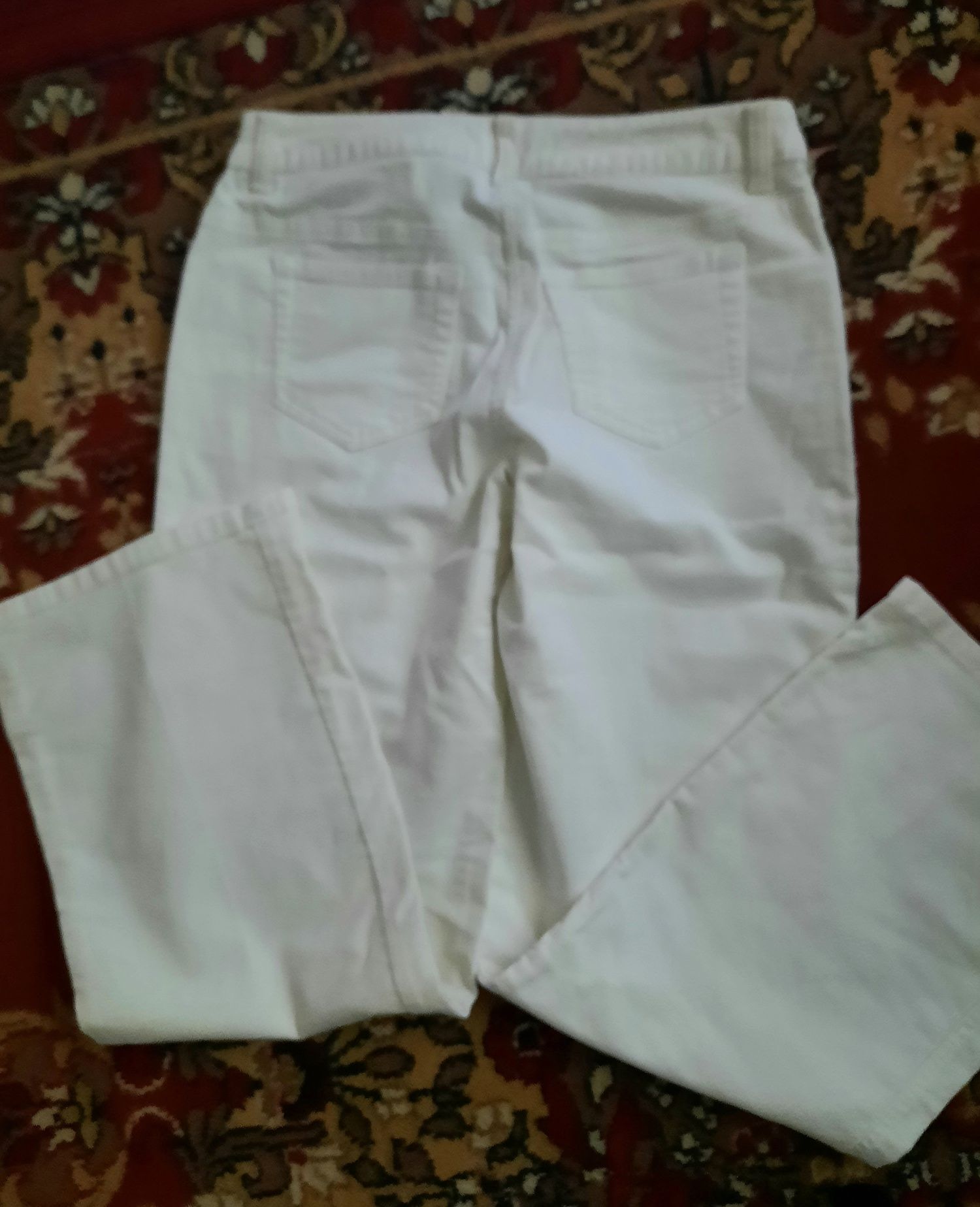 Белые брюки укороченные