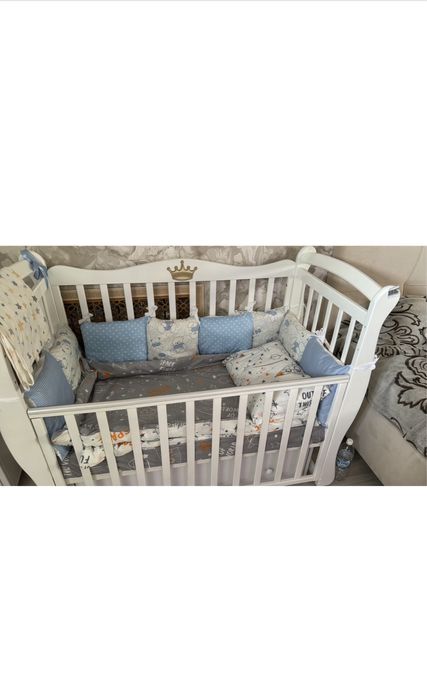 Продам детскую кроватку в комплекте с бортикамии есть коврик для комод