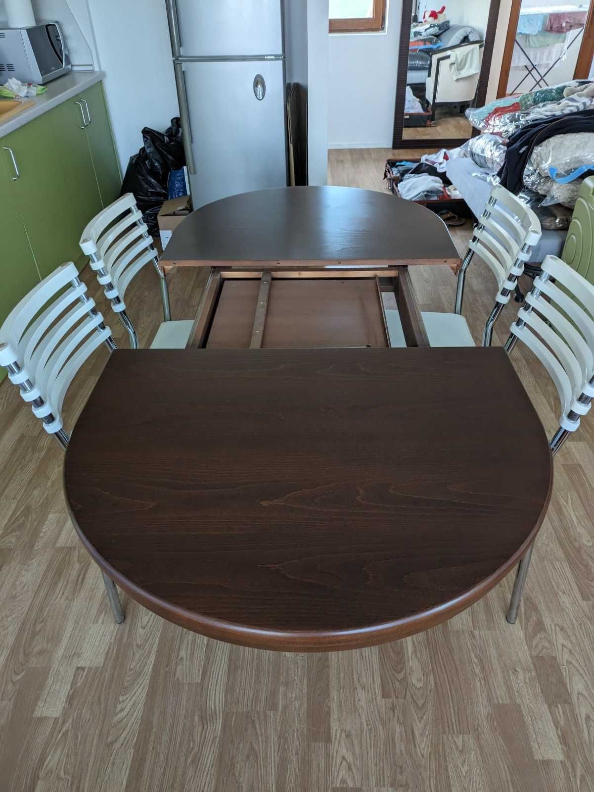 Красива дървена маса с 4 стола
