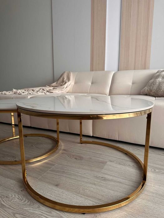 Set măsuțe de cafea aurii cu blat tip marmură – design elegant, ca noi