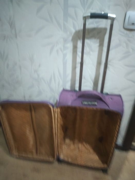 Срочно продам чемодан в хорошем состоянии