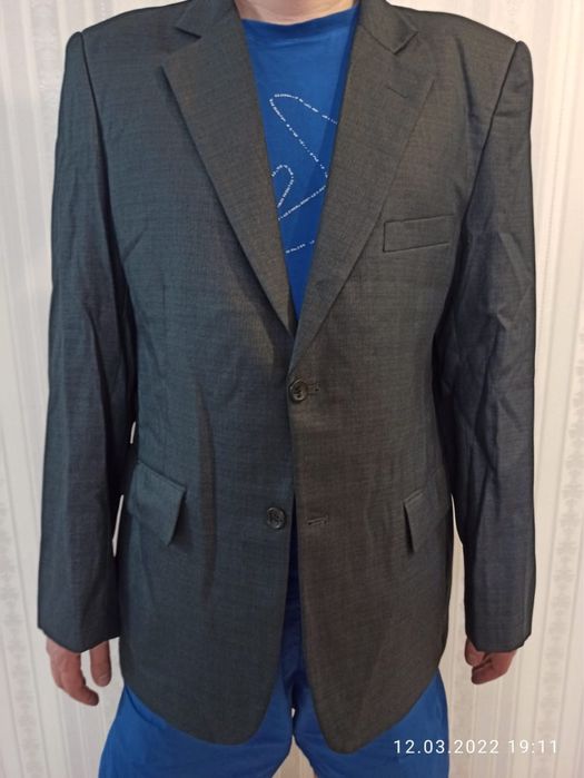 Продам новые мужские костюмы