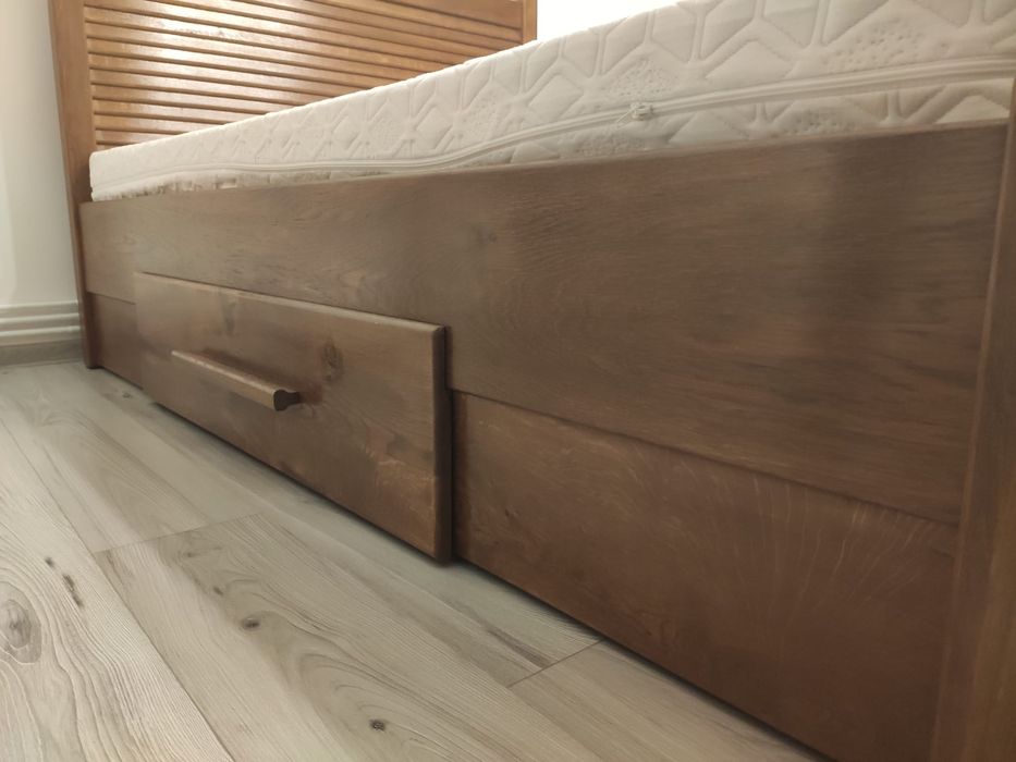 Set dormitor pat matrimonial cu noptiere din stejar