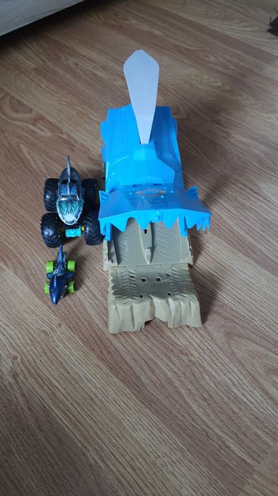 Hot wheels lansator monster truck rechin